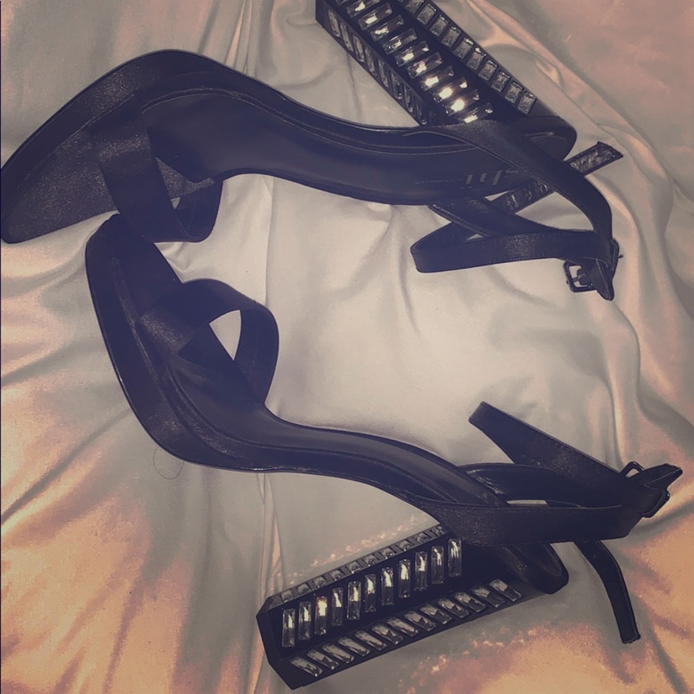Beautiful black heels w/stones
